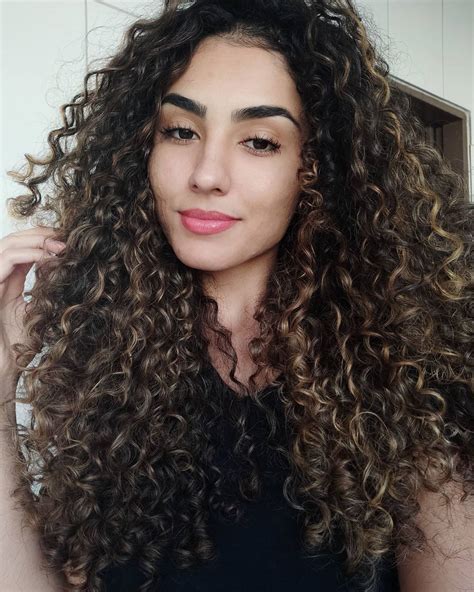 foto de menina morena cabelo cacheado|maisna iluminada cabelo cacheado.